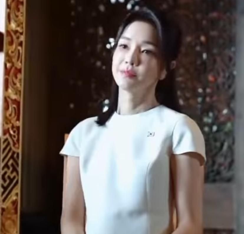 Kim Kun Hee Bikin Salfok di KTT G20, Netizen Bahas Skincare yang Dipakai Istri Presiden Korea Selatan 2 Kim Kun Hee Bikin Salfok di KTT G20, Netizen Bahas Skincare yang Dipakai Istri Presiden Korea Selatan