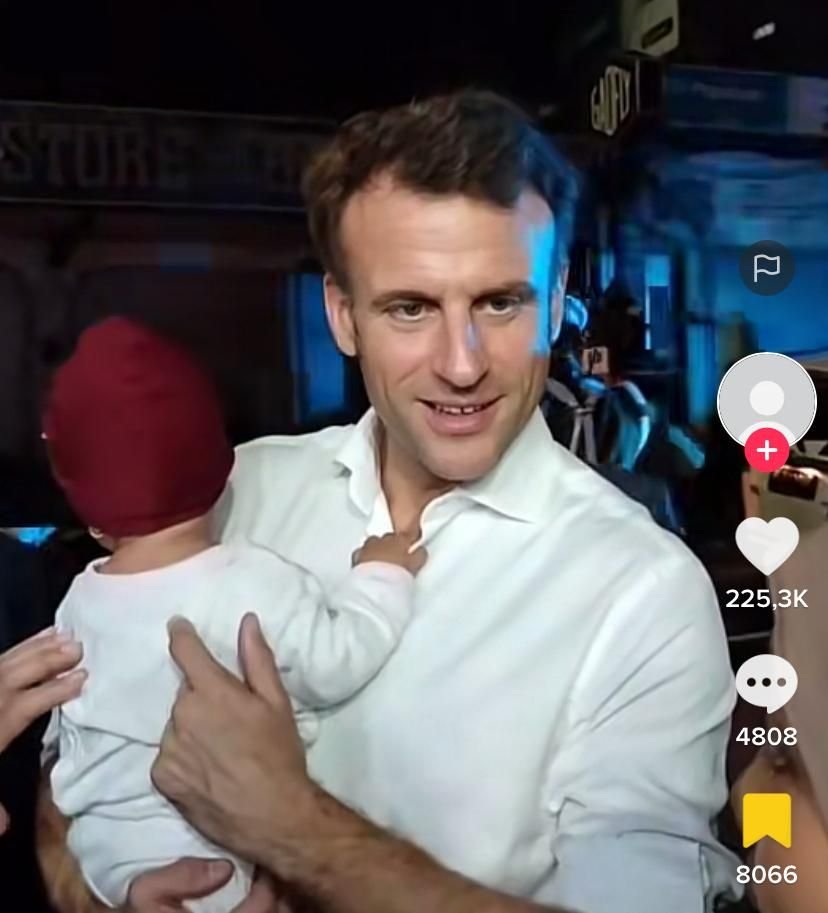 Momen Langka Presiden Perancis Berjalan Kaki hingga Gendong Bayi Lokal jadi Sorotan di KTT G20