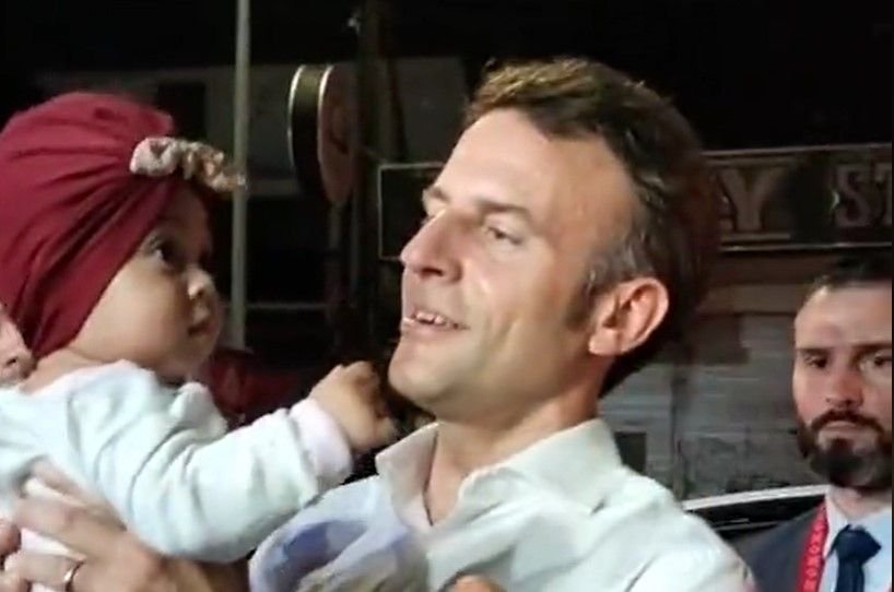 Presiden Prancis Jalan Kaki di Bali Viral di TikTok, Sempatkan Gendong Bayi Warga 1 Presiden Prancis Jalan Kaki di Bali Viral di TikTok, Sempatkan Gendong Bayi Warga