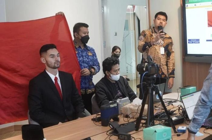 Jordi Amat dan Sandy Walsh Hafal dan Fasih Menyanyikan Lagu Indonesia Raya, Iwan Bule Sampai Temani Buat KTP