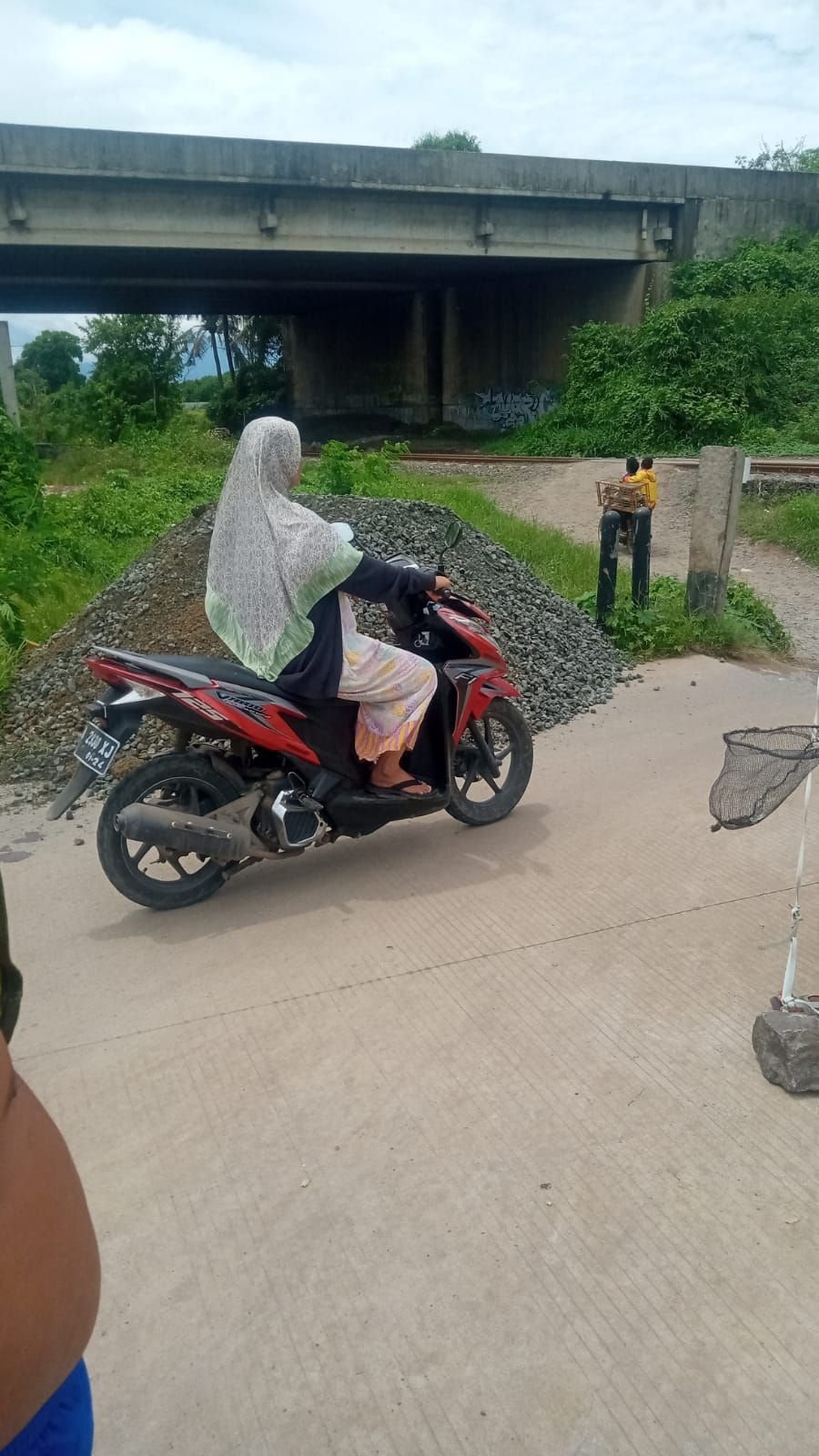 Material Untuk Urug Jalan Frontage Mulai Berdatangan 2 Material Untuk Urug Jalan Frontage Mulai Berdatangan