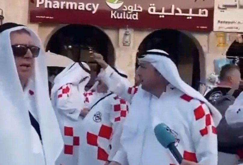 Suporter Kroasia Pakai Gamis di Piala Dunia 2022 Qatar, Motifnya Bikin Salfok 1 Suporter Kroasia Pakai Gamis di Piala Dunia 2022 Qatar, Motifnya Bikin Salfok