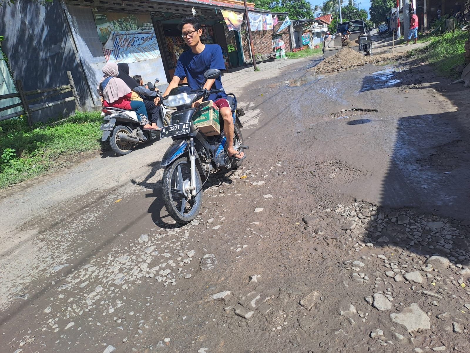 Warga Banjarnegara Kota Cilegon Desak Perbaikan Jalan, Sempat Viral Dipasang Batang Pohon Pisang 1 Warga Banjarnegara Kota Cilegon Desak Perbaikan Jalan, Sempat Viral Dipasang Batang Pohon Pisang
