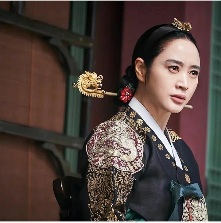 Sinopsis dan Link Nonton Under The Queens Umbrella Episode 14: Ibu Suri Mencurigai Uiseong Karena Ini 6 Sinopsis dan Link Nonton Under The Queens Umbrella Episode 14: Ibu Suri Mencurigai Uiseong Karena Ini