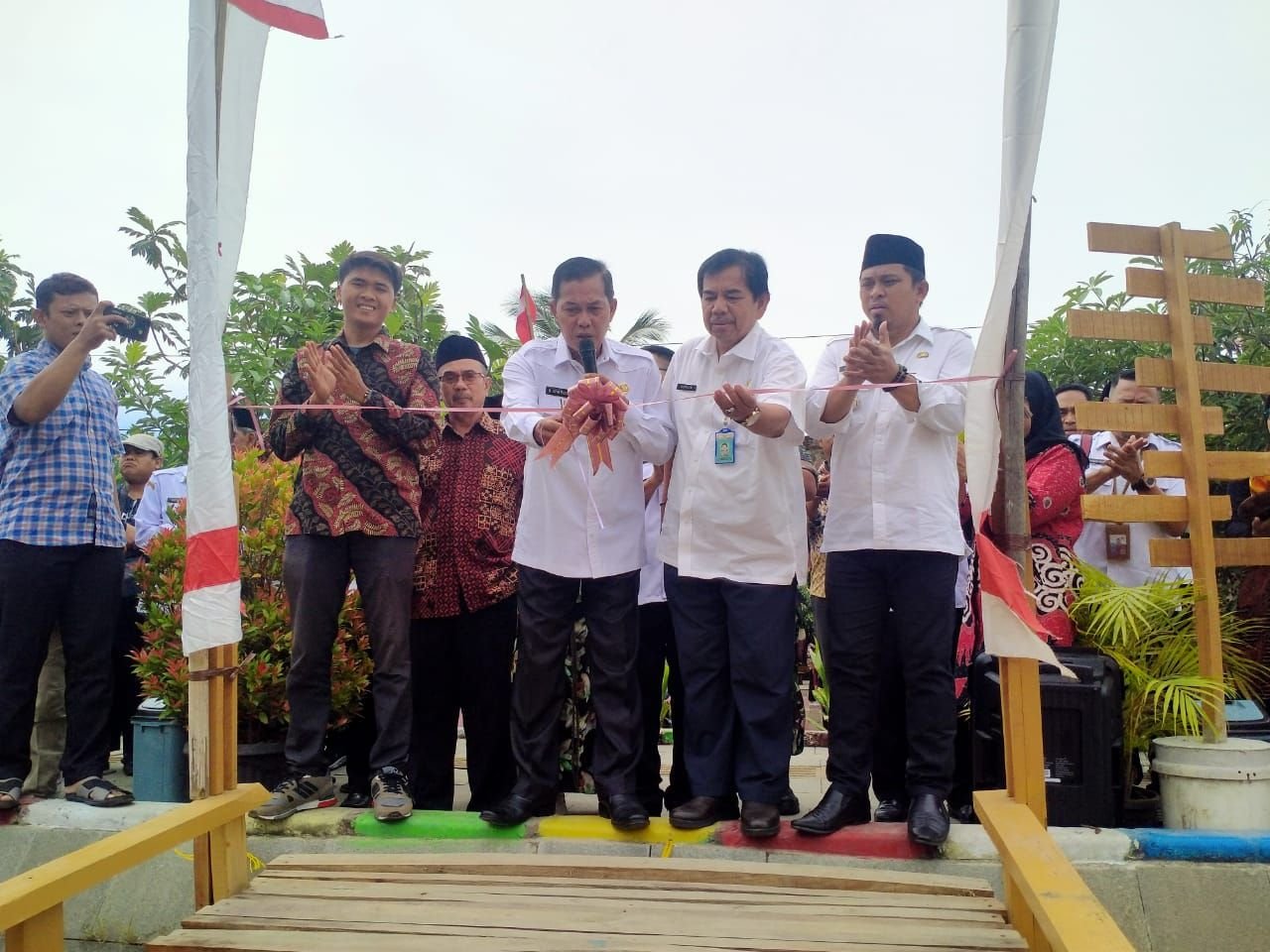 Walikota Syafrudin Resmikan Wisata Kuliner Saung Apung di Banten Lama, Begini Kondisinya 1 Walikota Syafrudin Resmikan Wisata Kuliner Saung Apung di Banten Lama, Begini Kondisinya