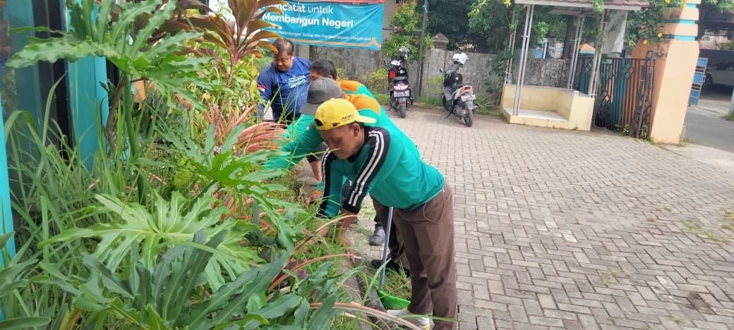 Wujudkan Kantor Hijau, Camat Ciwandan Kota Cilegon Galakkan Program Jumsih 1 Wujudkan Kantor Hijau, Camat Ciwandan Kota Cilegon Galakkan Program Jumsih