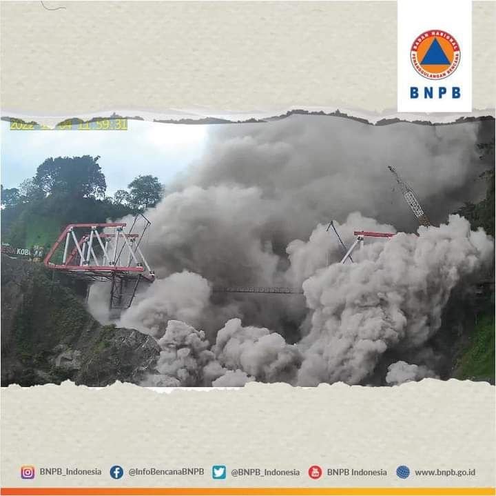 Semeru Keluarkan Awan Panas Hingga Radius 11 Kilometer, Warga Mulai Mengungsi