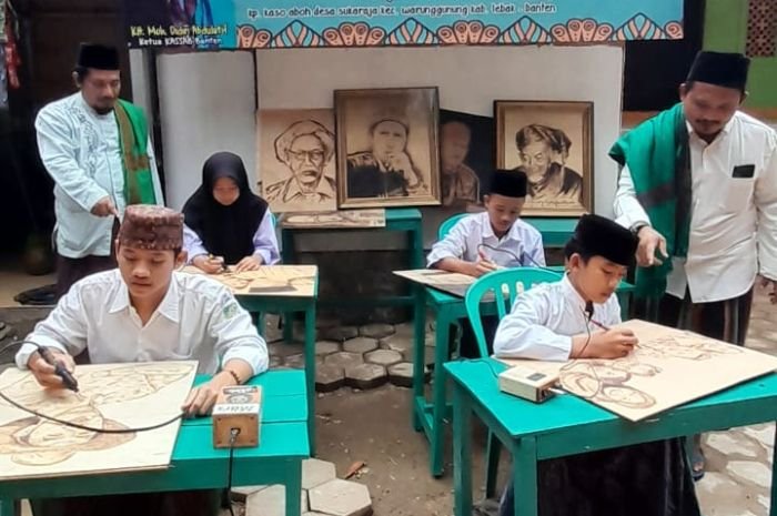 KASSAB Lebak Kreasikan Lukisan Media Api, Tak Bisa Sembarangan Kerjakan dan Harus Lakukan Ini Sebelumnya 1 KASSAB Lebak Kreasikan Lukisan Media Api, Tak Bisa Sembarangan Kerjakan dan Harus Lakukan Ini Sebelumnya