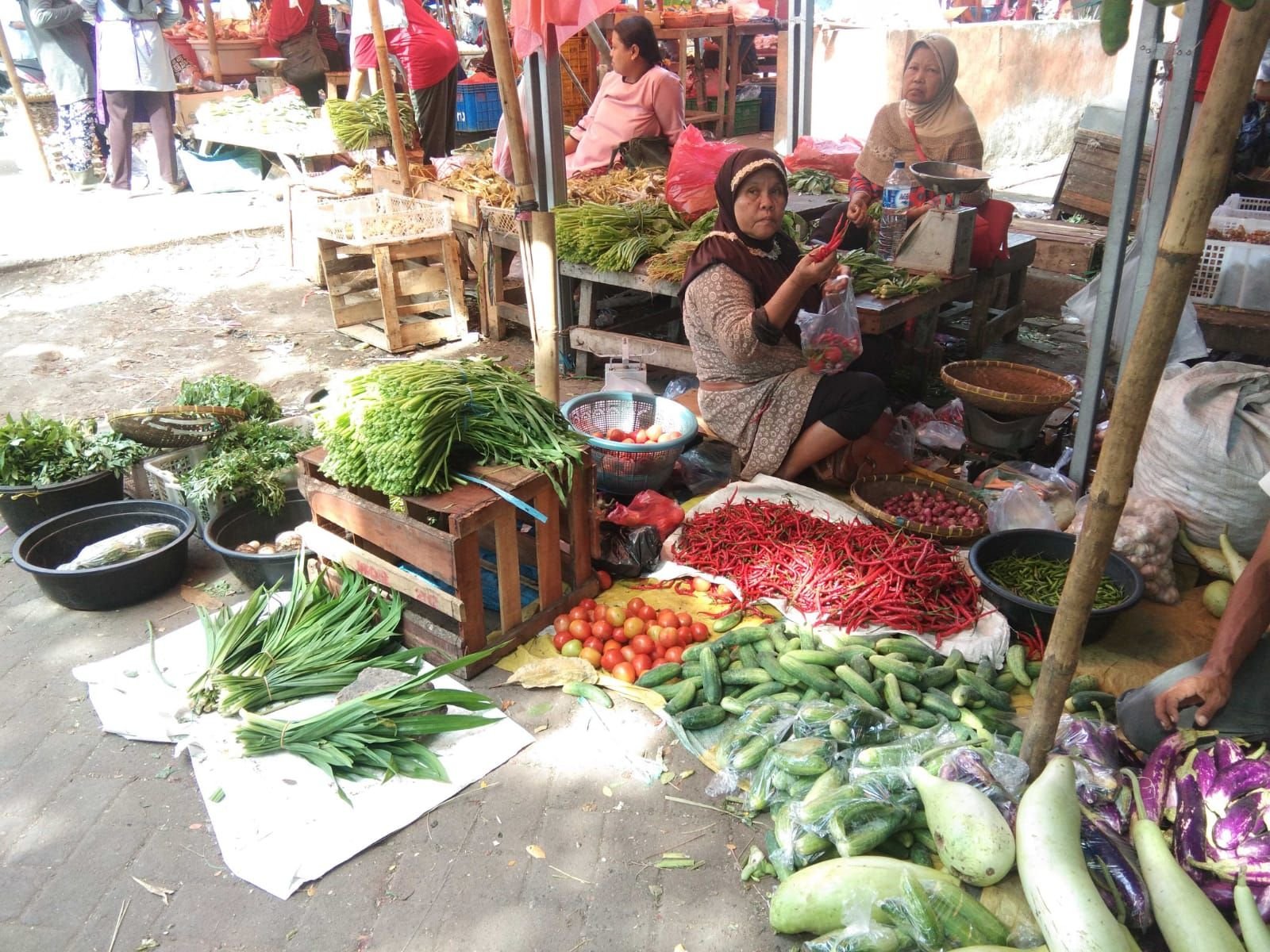 Harga Kebutuhan Pokok di Pasar Kranggot Cilegon Naik, Telor dan Cabai Bikin Emak-emak Kelabakan 1 Harga Kebutuhan Pokok di Pasar Kranggot Cilegon Naik, Telor dan Cabai Bikin Emak-emak Kelabakan
