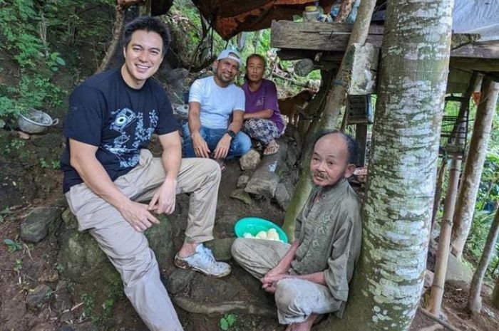 Bertemu saat Terobos Daerah Pelosok, Baim Wong Bangunkan Rumah Keluarga yang Tinggal di Tengah Hutan