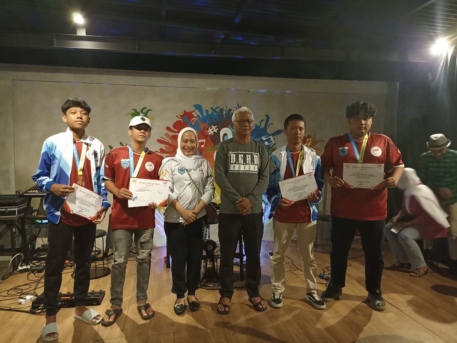 Tia Rahmania Berikan Kadeudeuh Untuk Atlet Esport Pandeglang Peraih Medali di Porprov Banten