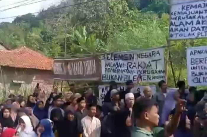 Berbondong-bondong Datang, Ribuan Warga Padarincang Kabupaten Serang Desak TNI Cabut Plang Proyek Geothermal