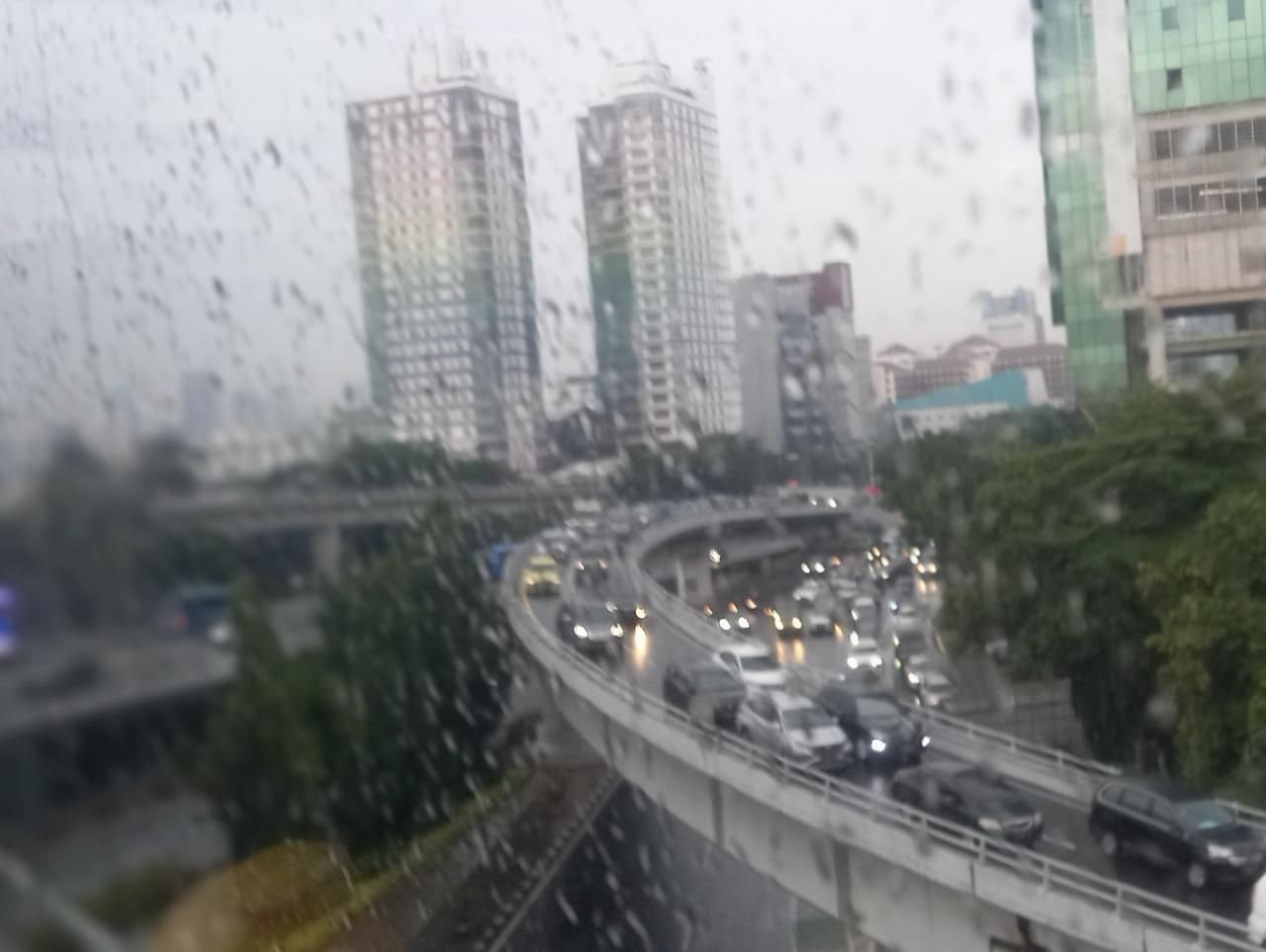 Gerimis di Sore Hari, Lalu Lintas Jalan Tol di Jakarta Macet Parah 1 Gerimis di Sore Hari, Lalu Lintas Jalan Tol di Jakarta Macet Parah
