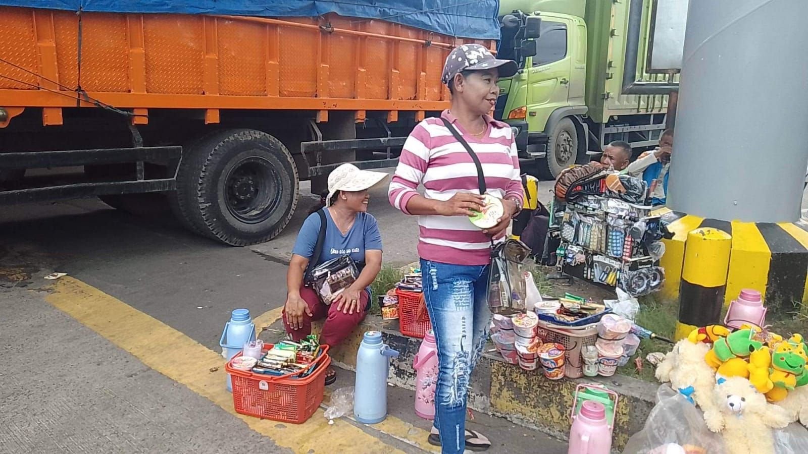 Pedagang Kopi Keliling di Pelabuhan Merak Untung Besar Saat Arus Mudik Natal dan Tahun Baru