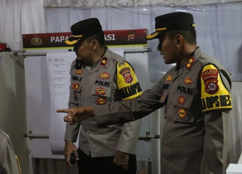 Sidak Pos Ops Lilin Maung 2022, Kapolres Pandeglang Cek Senjata Api yang Dipakai Petugas Jaga