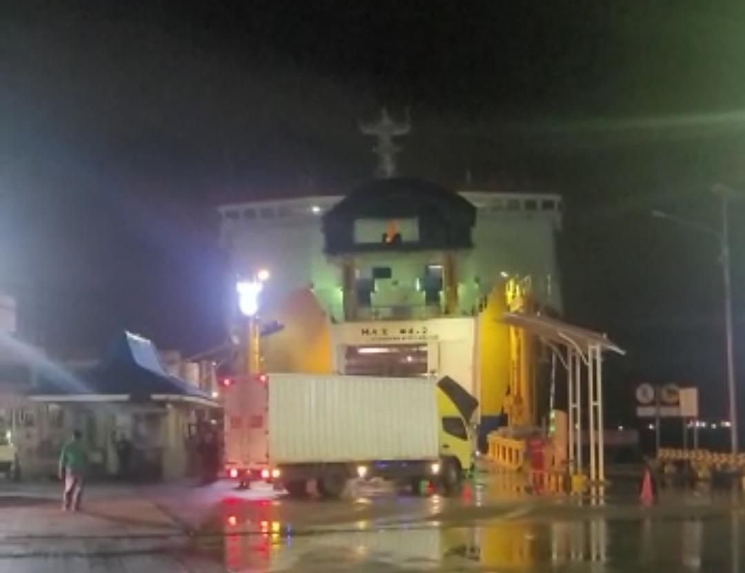 Sempat Ditutup 5 Jam Akibat Cuaca Ekstrem, Pelabuhan Merak Kembali Dibuka Layani Penyeberangan