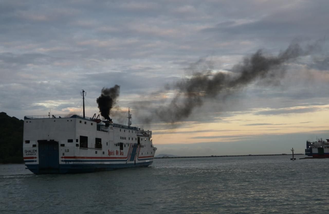 Cuaca Ekstrem! Pelabuhan Merak Kembali Ditutup, Tinggi Gelombang 3 Meter hingga Kecepatan Angin Capai 30 Knot 1 Cuaca Ekstrem! Pelabuhan Merak Kembali Ditutup, Tinggi Gelombang 3 Meter hingga Kecepatan Angin Capai 30 Knot