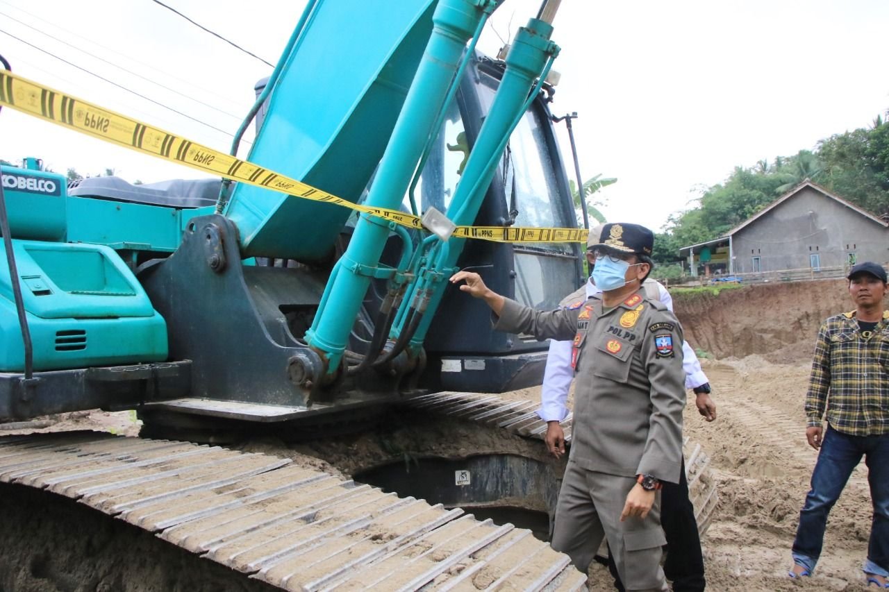 No Debat! Beroperasi Tanpa Izin, Pemkab Serang Segel Paksa Tambang Pasir di Mancak 9 No Debat! Beroperasi Tanpa Izin, Pemkab Serang Segel Paksa Tambang Pasir di Mancak