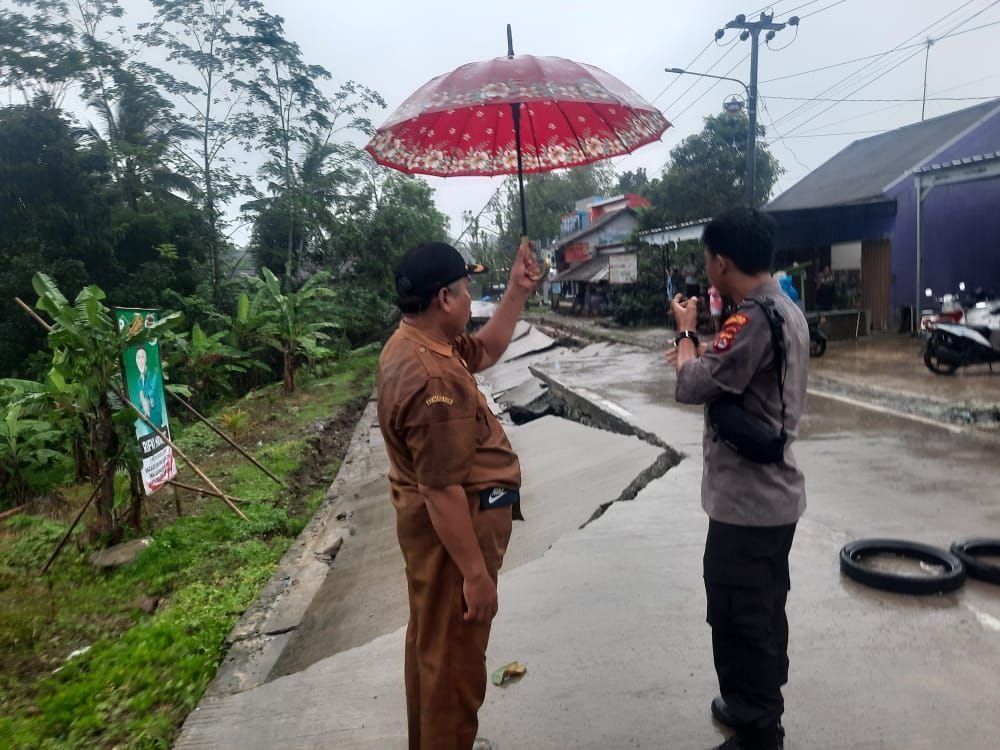 Badan Jalan Longsor, Akses Jalan Munjul Picung Pandeglang Amblas