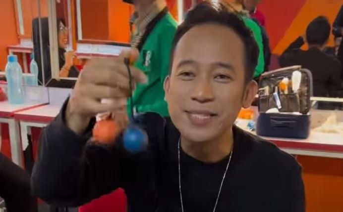 Memainkan Lato Lato Ternyata Tidak Mudah, Begini Tips dari Denny Cagur 6 Memainkan Lato Lato Ternyata Tidak Mudah, Begini Tips dari Denny Cagur