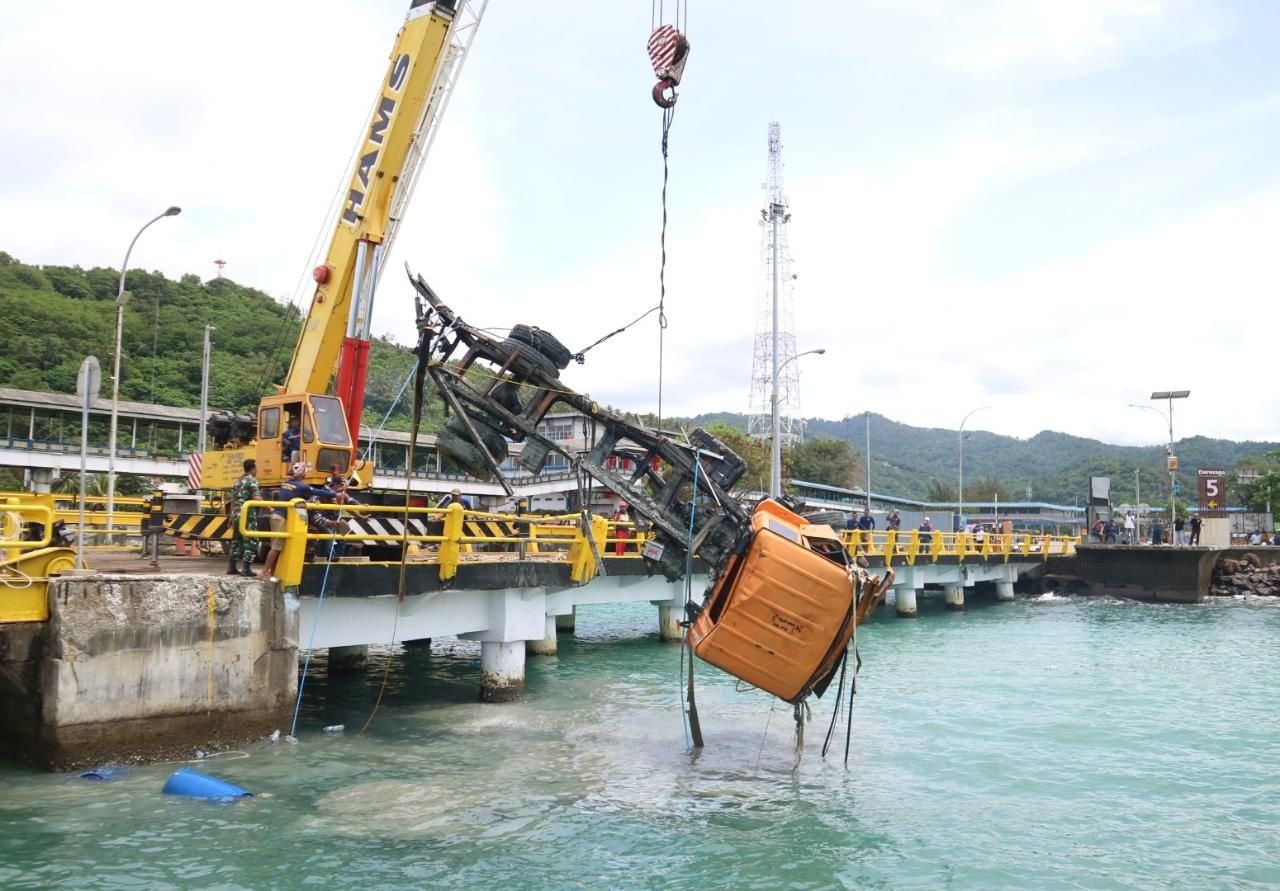 Sepekan Tercebur, Truk Pengangkut Semen di Dermaga 5 Pelabuhan Merak Akhirnya Bisa Dievakuasi 1 Sepekan Tercebur, Truk Pengangkut Semen di Dermaga 5 Pelabuhan Merak Akhirnya Bisa Dievakuasi