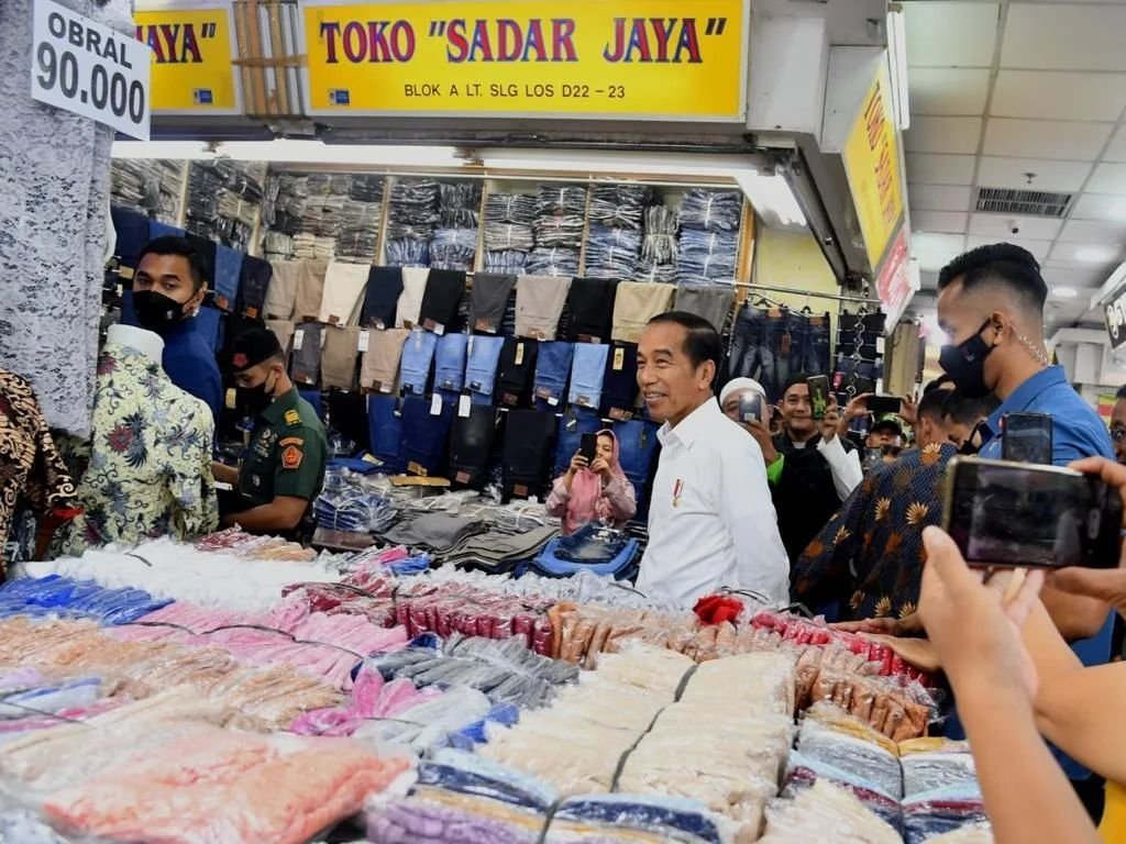 Isu Reshuffle Kabinet Makin Kencang, Jokowi: Besok Tunggu Saja 4 Isu Reshuffle Kabinet Makin Kencang, Jokowi: Besok Tunggu Saja