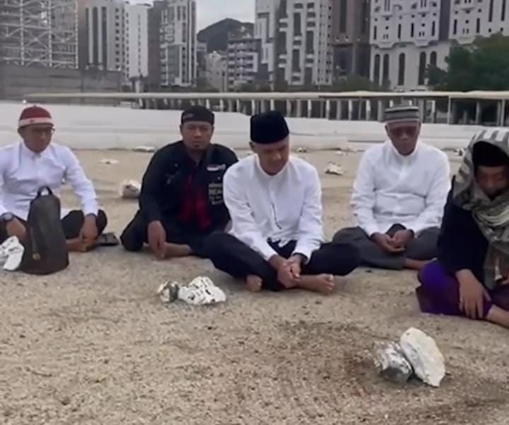 Berziarah ke Makam Tokoh Ulama Jawa Tengah Maimoen Zubair, Ganjar Pranowo Kenang Sebagai Sosok Luar Biasa 2 Berziarah ke Makam Tokoh Ulama Jawa Tengah Maimoen Zubair, Ganjar Pranowo Kenang Sebagai Sosok Luar Biasa
