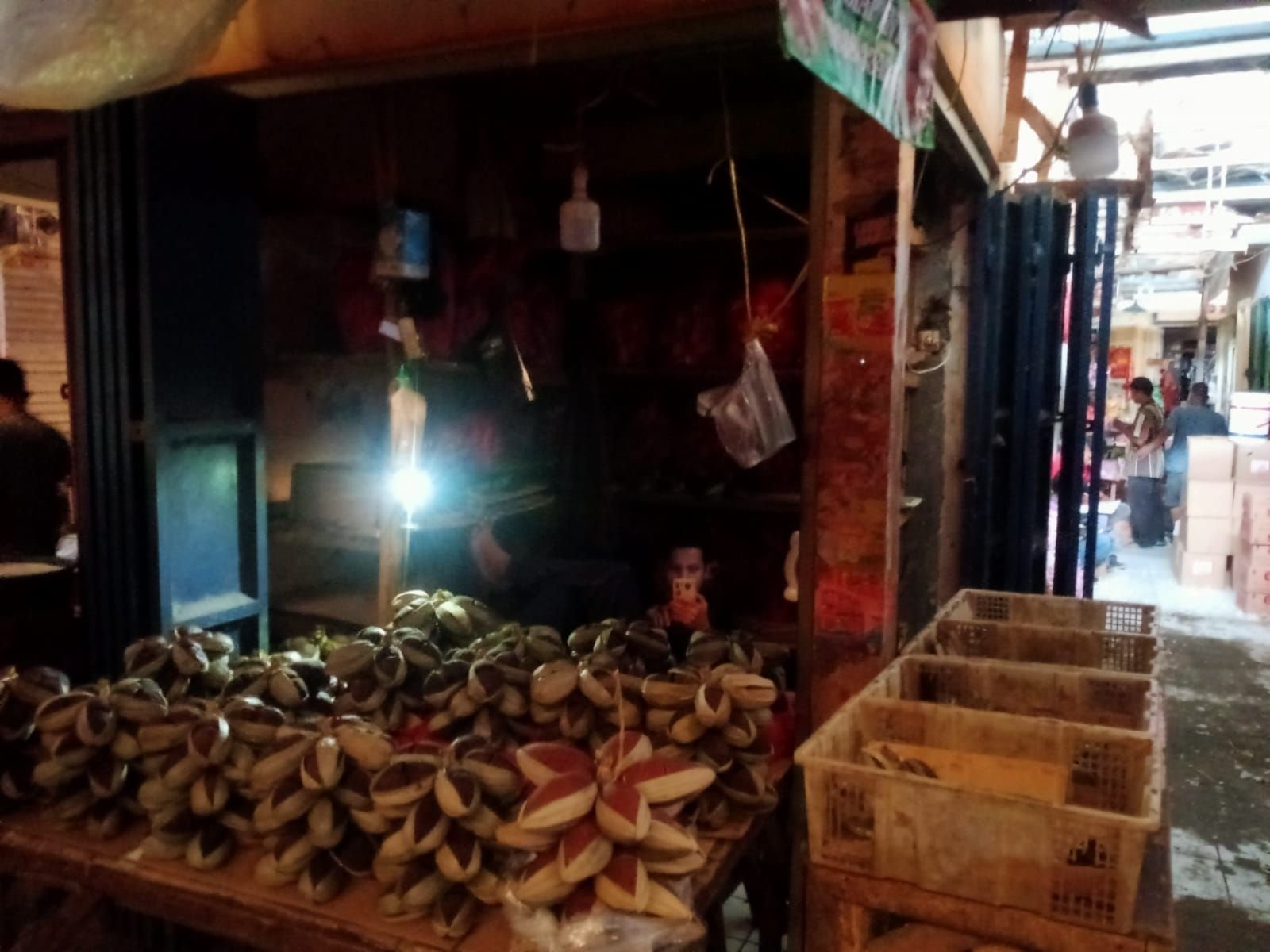 Sudah Dua Hari Aliran Listrik di Pasar Rangkasbitung Padam, Penerangan Pakai Lilin dan Genset 10 Sudah Dua Hari Aliran Listrik di Pasar Rangkasbitung Padam, Penerangan Pakai Lilin dan Genset