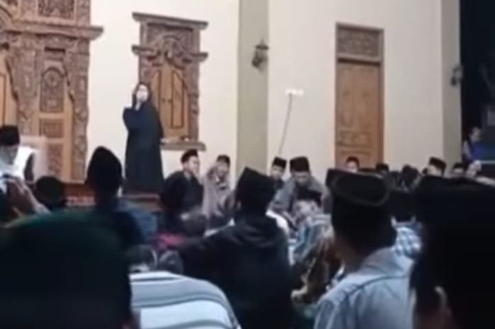 Anti Mainstream! Acara Pengajian Justru Diisi Musik Dangdut Sambil Joget, Netizen: Zaman Makin Edan 1 Anti Mainstream! Acara Pengajian Justru Diisi Musik Dangdut Sambil Joget, Netizen: Zaman Makin Edan