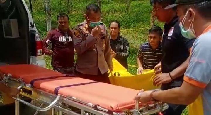 Dua Mayat Pria yang Tewas Misterius di Tengah Hutan Karet di Lebak Dibawa ke RSUD Serang 7 Dua Mayat Pria yang Tewas Misterius di Tengah Hutan Karet di Lebak Dibawa ke RSUD Serang