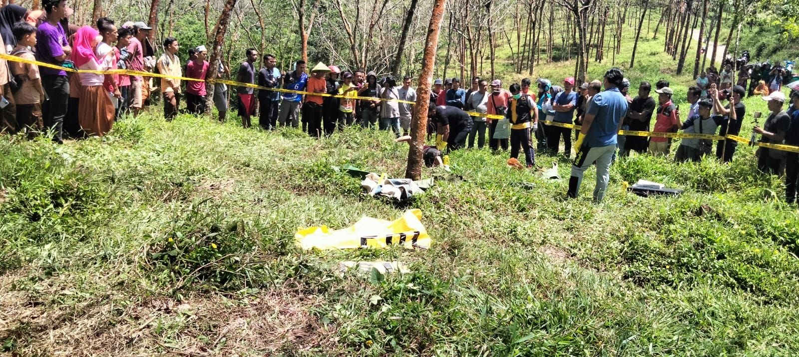 Dua Mayat Pria di Tengah Hutan Karet di Lebak Penuh Luka Pukulan, Diduga Tewas karena Dicekik 6 Dua Mayat Pria di Tengah Hutan Karet di Lebak Penuh Luka Pukulan, Diduga Tewas karena Dicekik