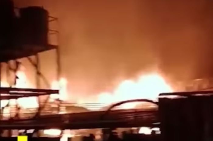 Detik-detik Menegangkan Kerusuhan Pekerja WNA dan WNI di Morowali Utara: Saling Serang hingga 2 Orang Tewas 1 Detik-detik Menegangkan Kerusuhan Pekerja WNA dan WNI di Morowali Utara: Saling Serang hingga 2 Orang Tewas