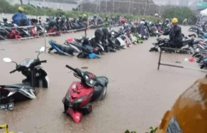 Penampakan Ratusan Motor Karyawan Proyek PLTU Suralaya Cilegon Terendam Banjir Setinggi Setengah Meter