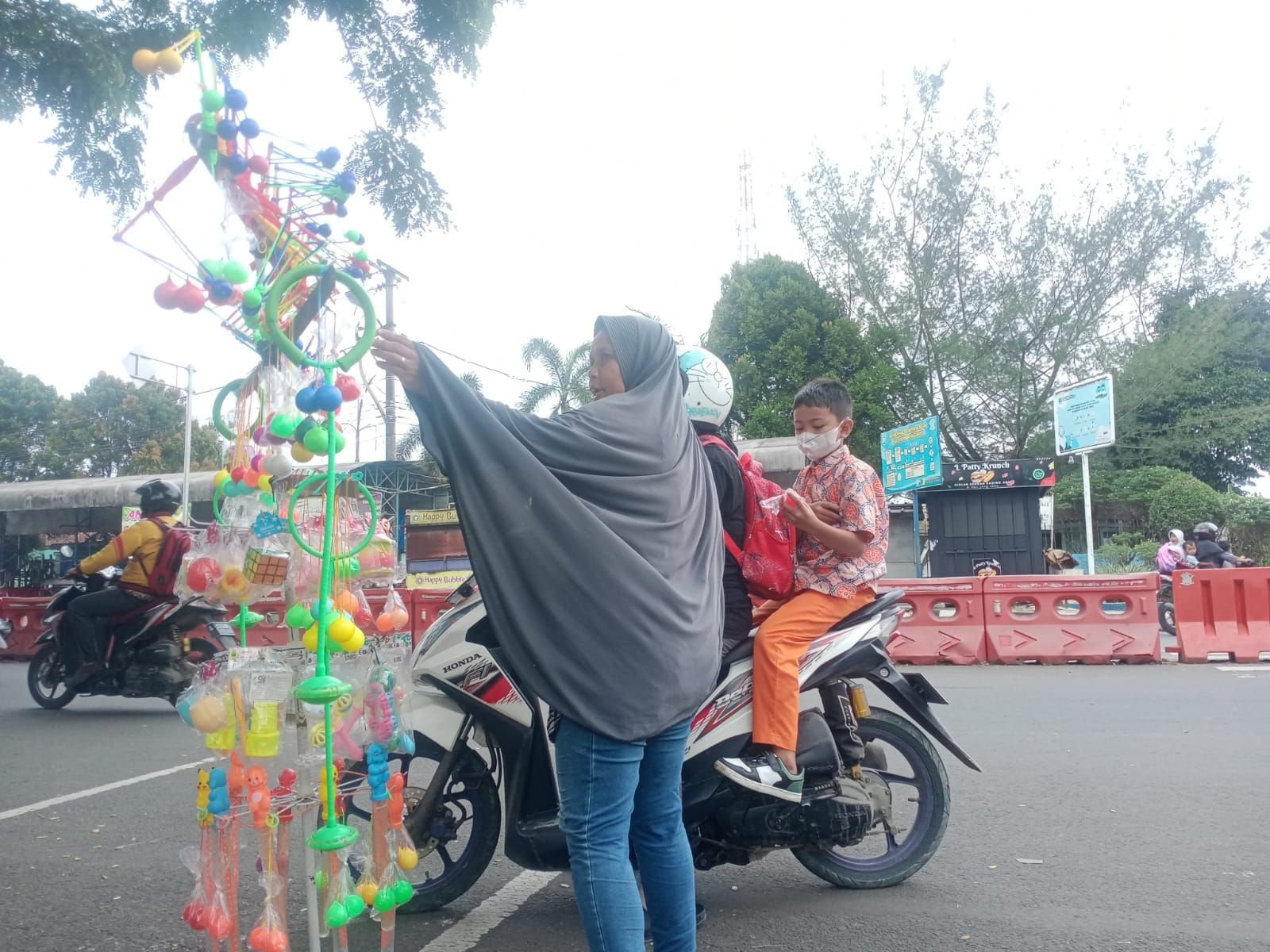Dilarang Dimainkan di Sekolah Lato-lato Tetap Laku di Kota Rangkasbitung