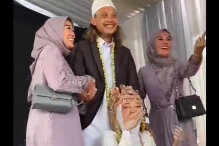 Bikin Iri Semua Suami! Lelaki Ini Nikah yang Ketiga Kali dan Dihadiri Kedua Istrinya