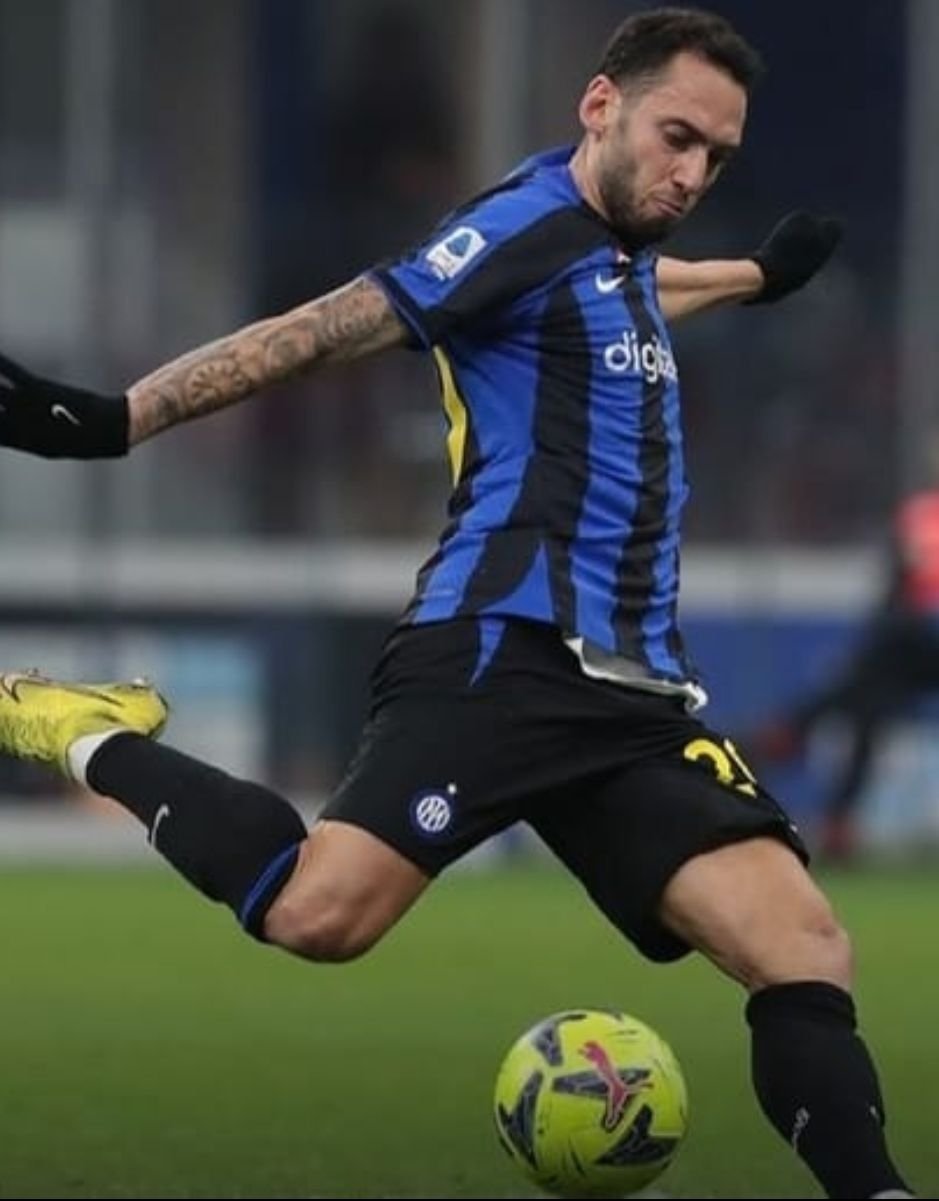 Duo Milan Gagal Perpendek Jarak dengan Napoli