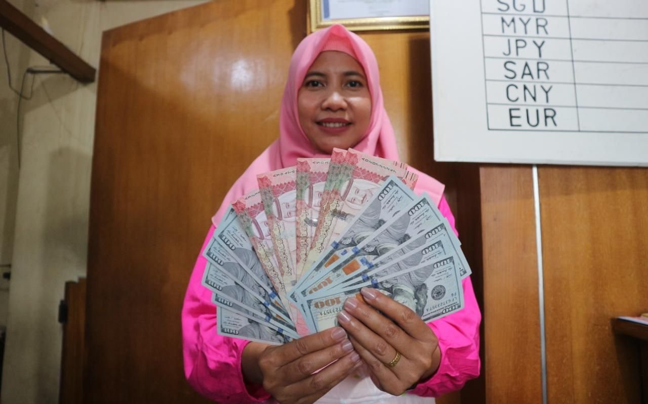 Jamaah Umroh Dari Cilegon Melonjak, Money Changer di Cilegon Kehabisan Real, Nilai Penukaran Rp 50 juta 1 Jamaah Umroh Dari Cilegon Melonjak, Money Changer di Cilegon Kehabisan Real, Nilai Penukaran Rp 50 juta