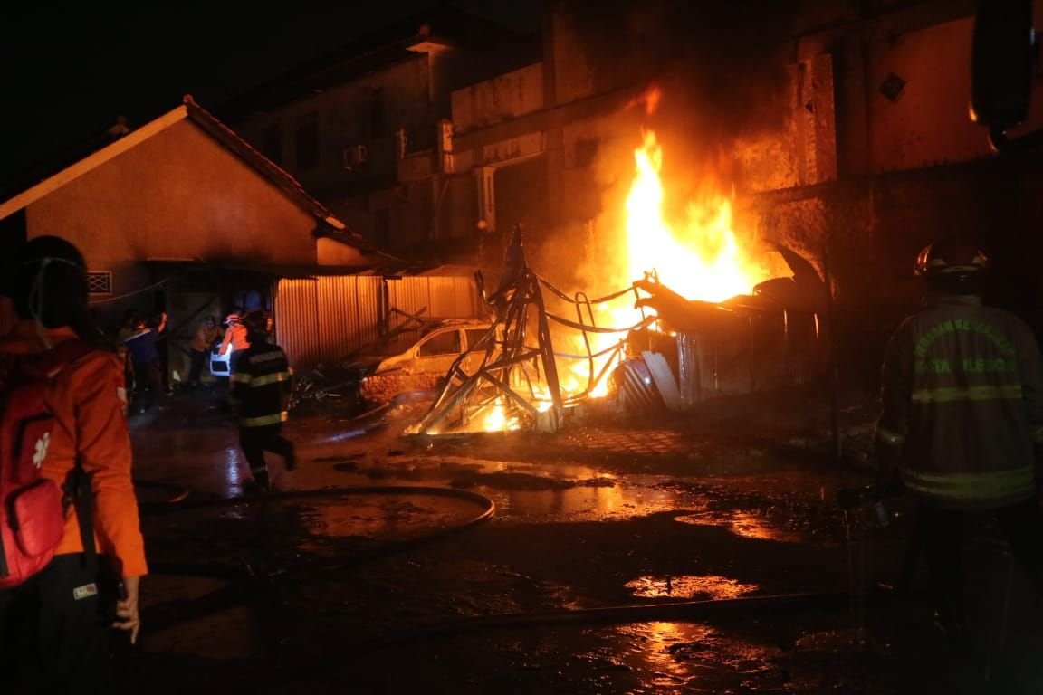 Kebakaran Tempat Penimbunan BBM di Cilegon Hanguskan 8 Kendaraan. Kerugian Bernilai Ratusan Juta 4 Kebakaran Tempat Penimbunan BBM di Cilegon Hanguskan 8 Kendaraan. Kerugian Bernilai Ratusan Juta