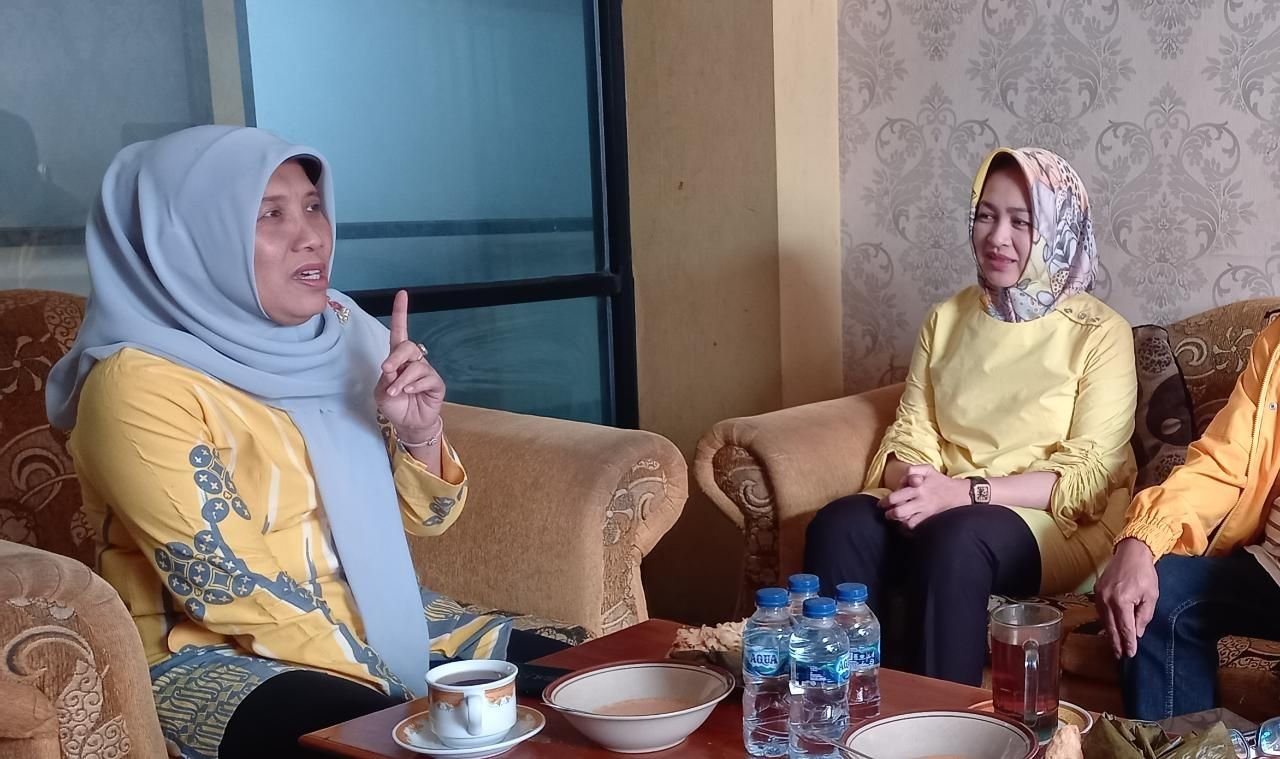 Spanduknya Dimana-mana, Ati Marliati Bocorkan Teka-teki Karir Politik Ketua DPRD Cilegon Isro Mi'raj 3 Spanduknya Dimana-mana, Ati Marliati Bocorkan Teka-teki Karir Politik Ketua DPRD Cilegon Isro Mi'raj