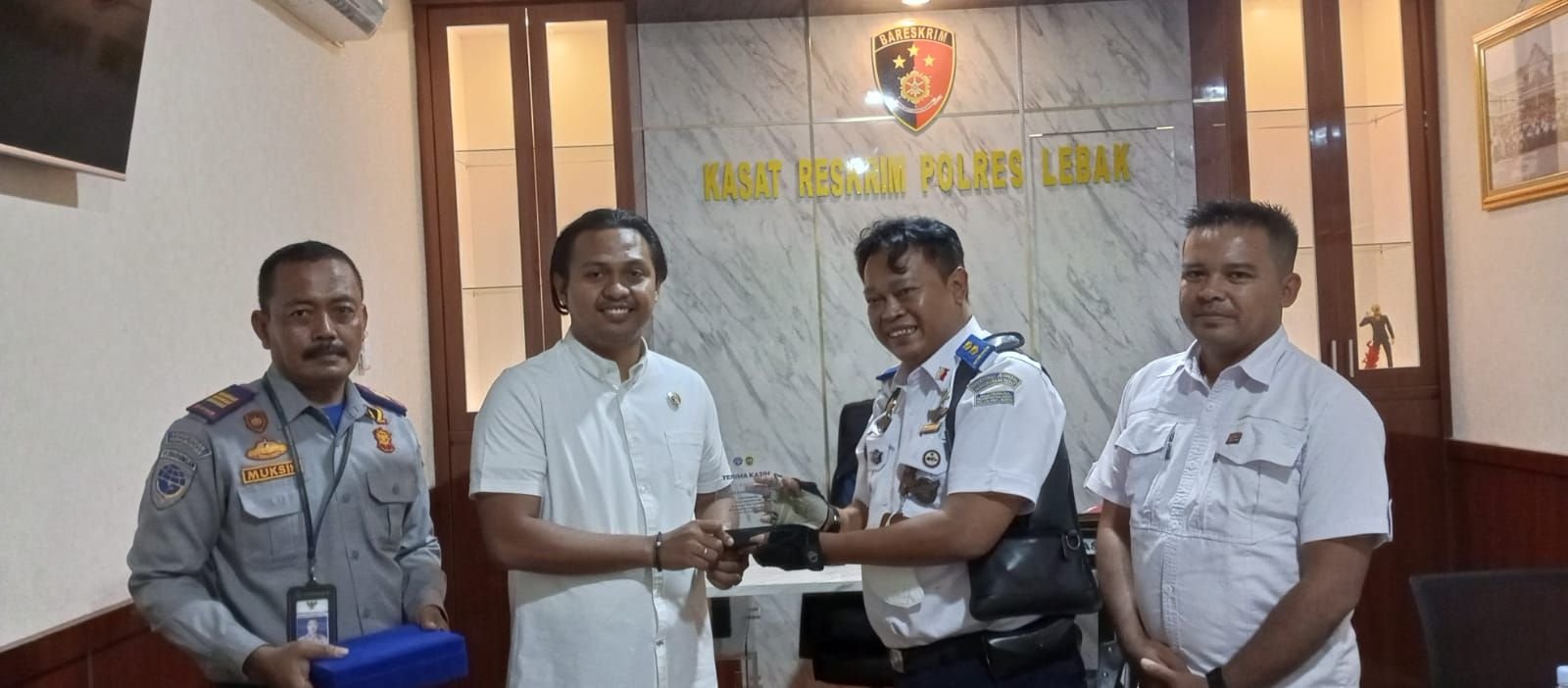 Sukses Ungkap Kasus Jalanan, Satreskrim Polres Lebak Diganjar Penghargaan Kementerian Perhubungan 4 Sukses Ungkap Kasus Jalanan, Satreskrim Polres Lebak Diganjar Penghargaan Kementerian Perhubungan