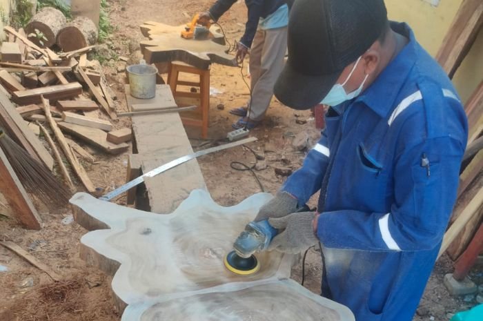 Pakai Bahan Baku Limbah Kayu Tua, Furniture Perajin Kabupaten Serang Tembus hingga Pasar Kanada