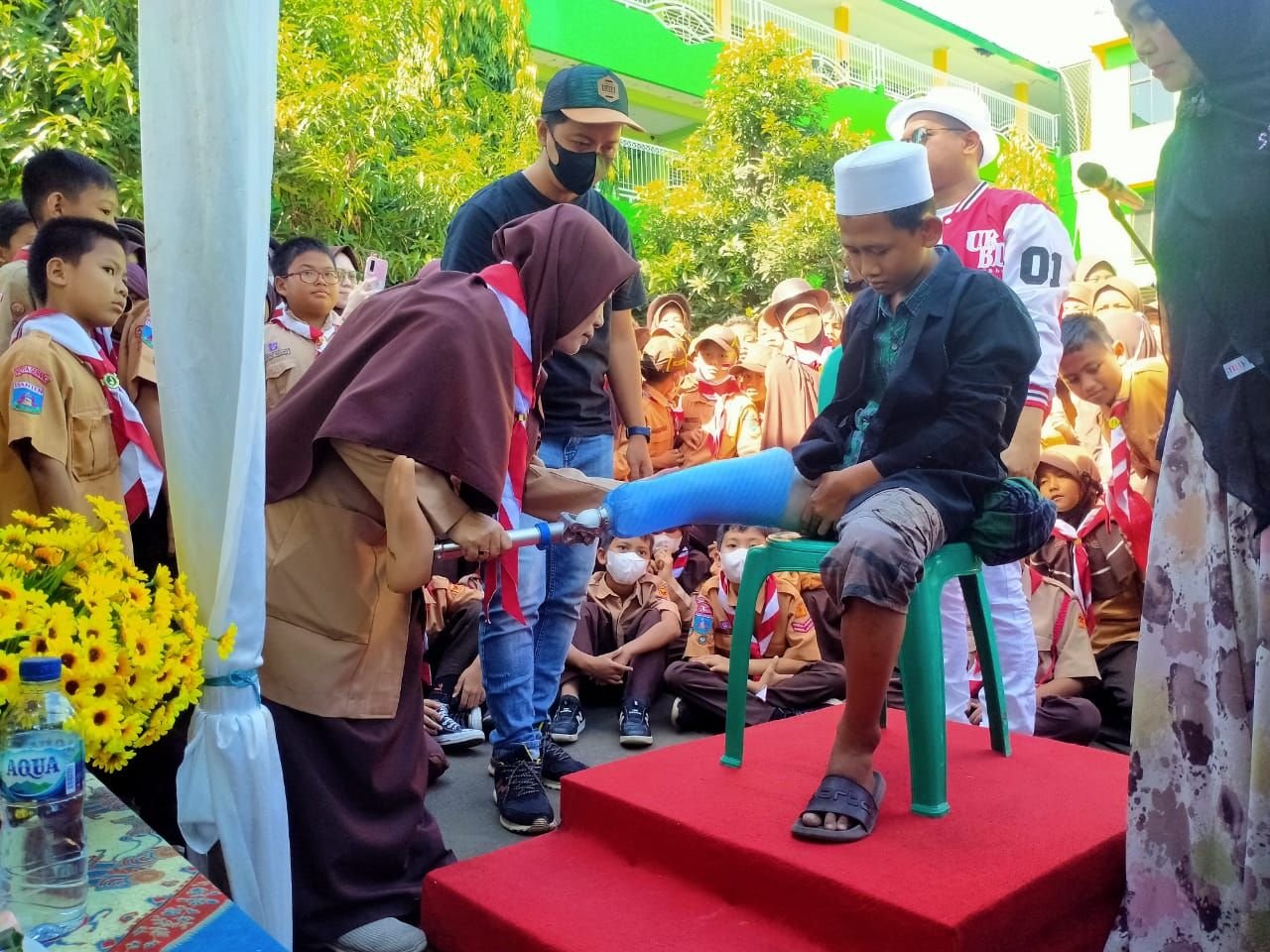 Keren Banget! Siswa-Siswi SDIT Al Izzah Serang Donasi Kaki Palsu untuk 2 Orang Tuna Daksa