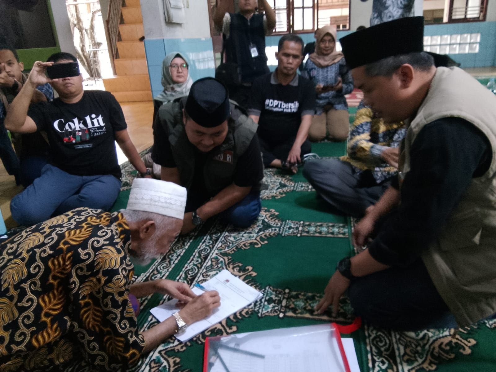 Abuya Muhtadi Ajak Masyarakat Sampaikan Data ke Pantarlih Sesuai Adminduk dan Sukseskan Pemilu 2024 9 Abuya Muhtadi Ajak Masyarakat Sampaikan Data ke Pantarlih Sesuai Adminduk dan Sukseskan Pemilu 2024