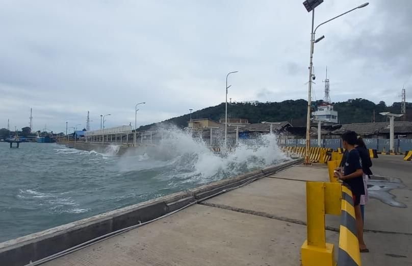 AWAS! Gelombang Tinggi di Perairan Banten, Berisiko Terhadap Keselamatan Kapal Tongkang dan Nelayan 7 Waspadai Gelombang Tinggi di Perairan Selat Sunda