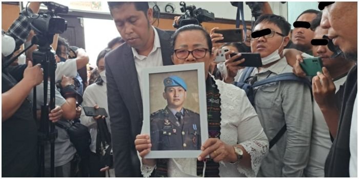 HARU! Foto Brigadir J Dibawa Sang Ibu Ketika Sidang Vonis Ferdy Sambo dan Putri Chandrawati