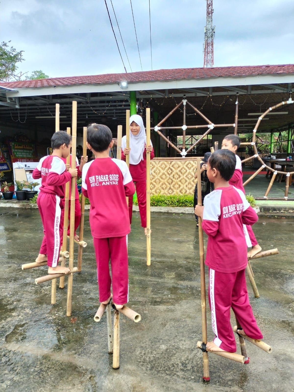 Anak-Anak Sibuk Main Game, Permainan Tradisional di Kabupaten Serang Terancam Punah 1 Anak-Anak Sibuk Main Game, Permainan Tradisional di Kabupaten Serang Terancam Punah