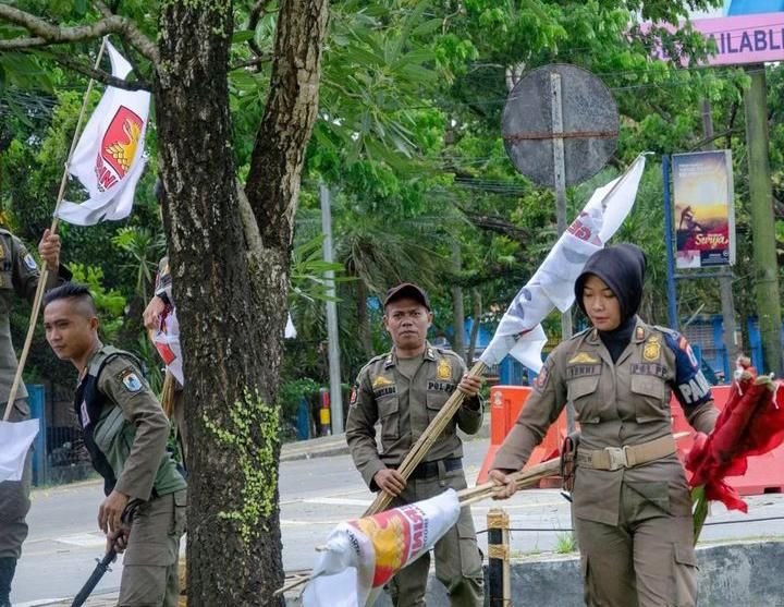Dinilai Ganggu Estetika Serta Kode Etik Pemilu, Satpol PP Tertibkan Ratusan Bendera Partai 3 Dinilai Ganggu Estetika Serta Kode Etik Pemilu, Satpol PP Tertibkan Ratusan Bendera Partai