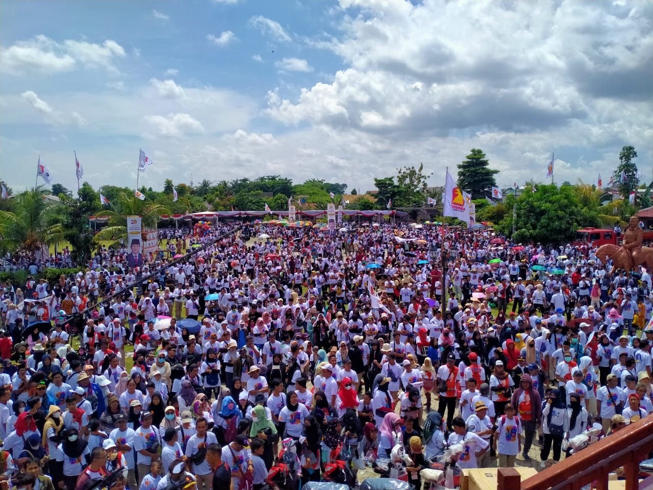 Ribuan Warga Padati Kediaman Desmond J Mahesa