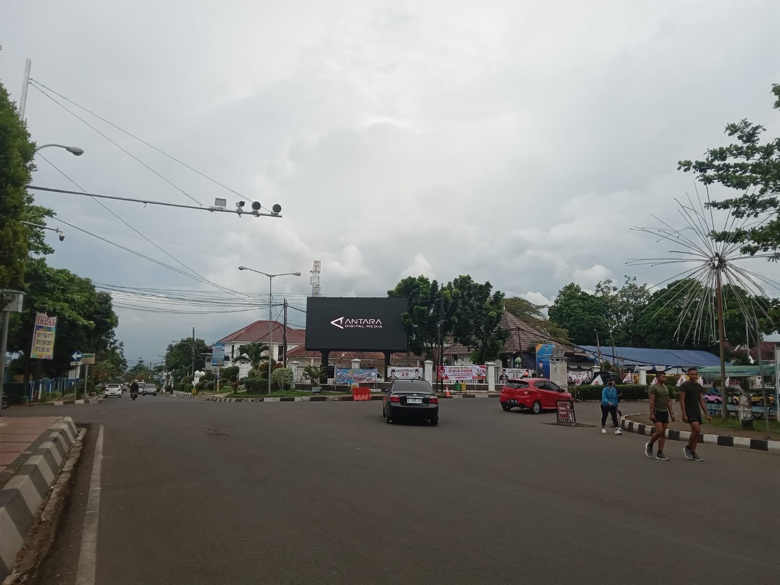 Awas Kena Tilang, Hati-hati di Alun-alun Pandeglang Ada Kamera ETLE, Apakah Sudah Diterapkan! Cek di Sini 1 Awas Kena Tilang, Hati-hati di Alun-alun Pandeglang Ada Kamera ETLE, Apakah Sudah Diterapkan! Cek di Sini