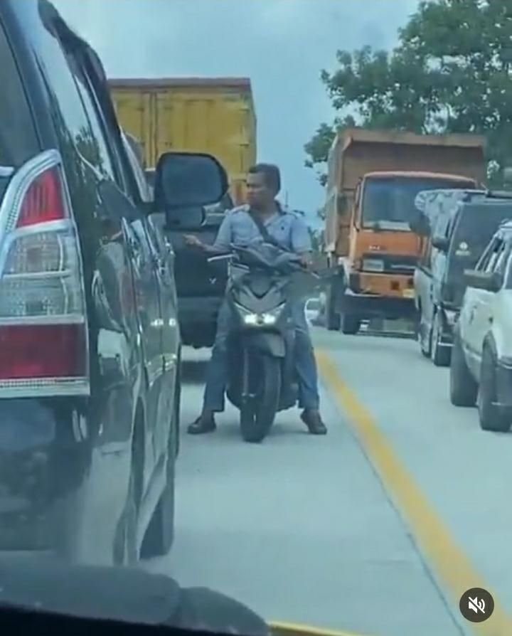 VIRAL Oknum Pengguna Motor Diduga Melakukan Aksi Pemalakan di Jalan Raya Sumbar, Netizen: Kenapa Dikasih? 1 VIRAL Oknum Pengguna Motor Diduga Melakukan Aksi Pemalakan di Jalan Raya Sumbar, Netizen: Kenapa Dikasih?